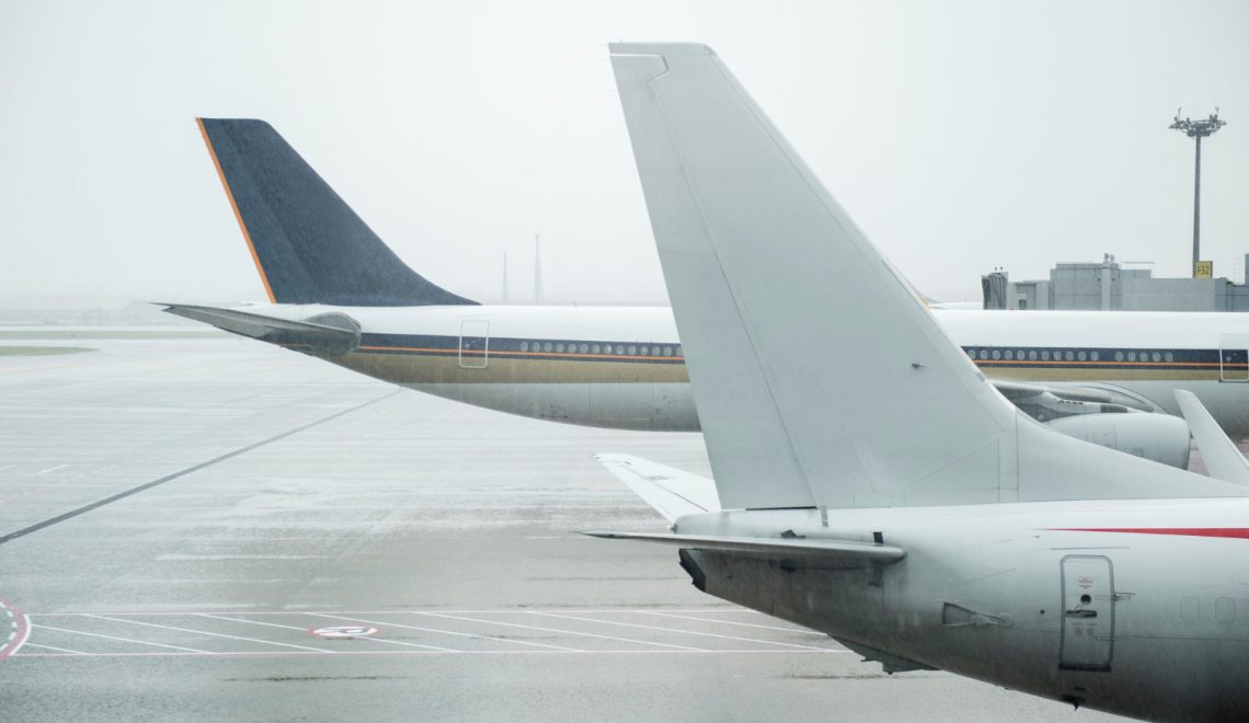 aircrafts-in-an-airport